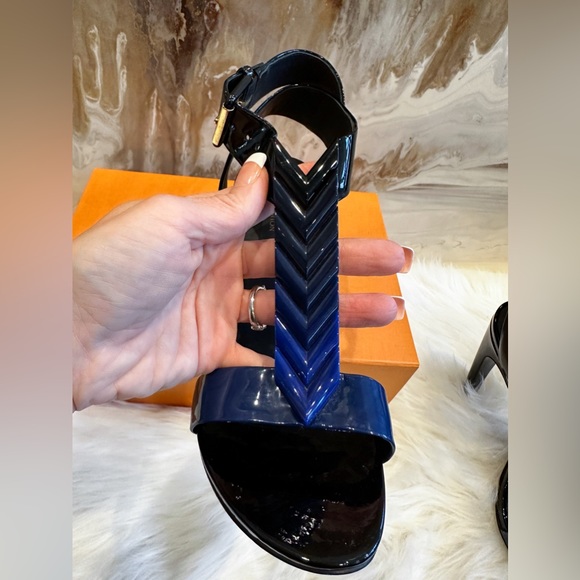 Louis Vuitton Blue Ombre Essential V Rubber Patent Sandal Heels 38.5 - Picture 3 of 9